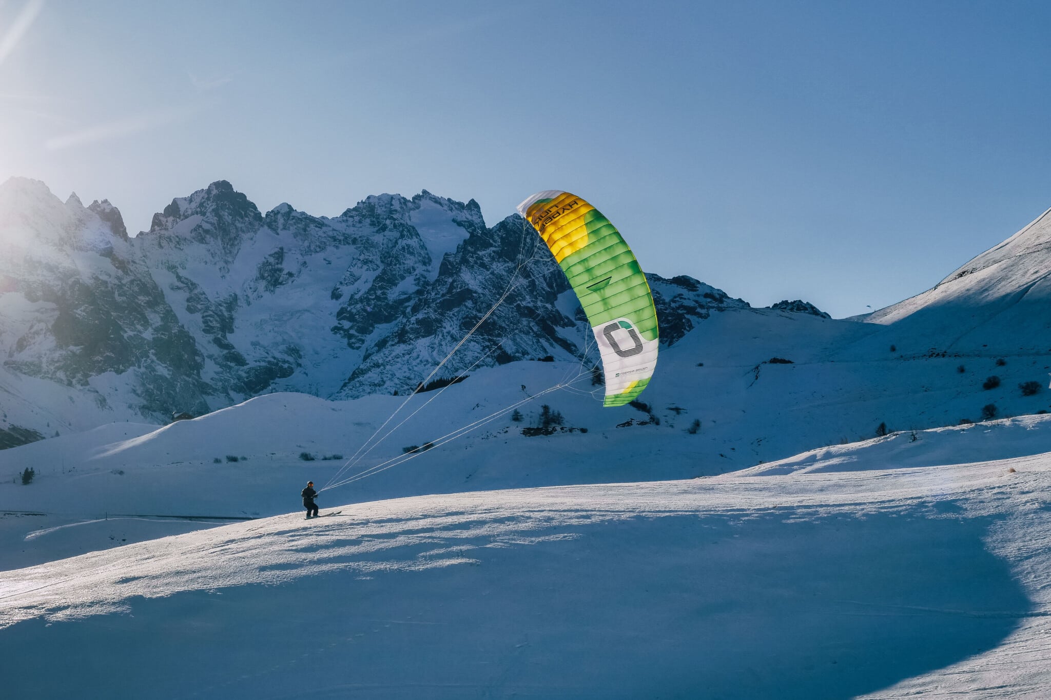 Snowkiter en action sur la neige avec une aile Ozone